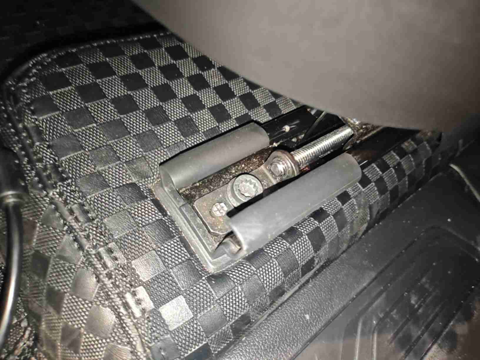 左前座椅滑轨拆卸痕迹实拍