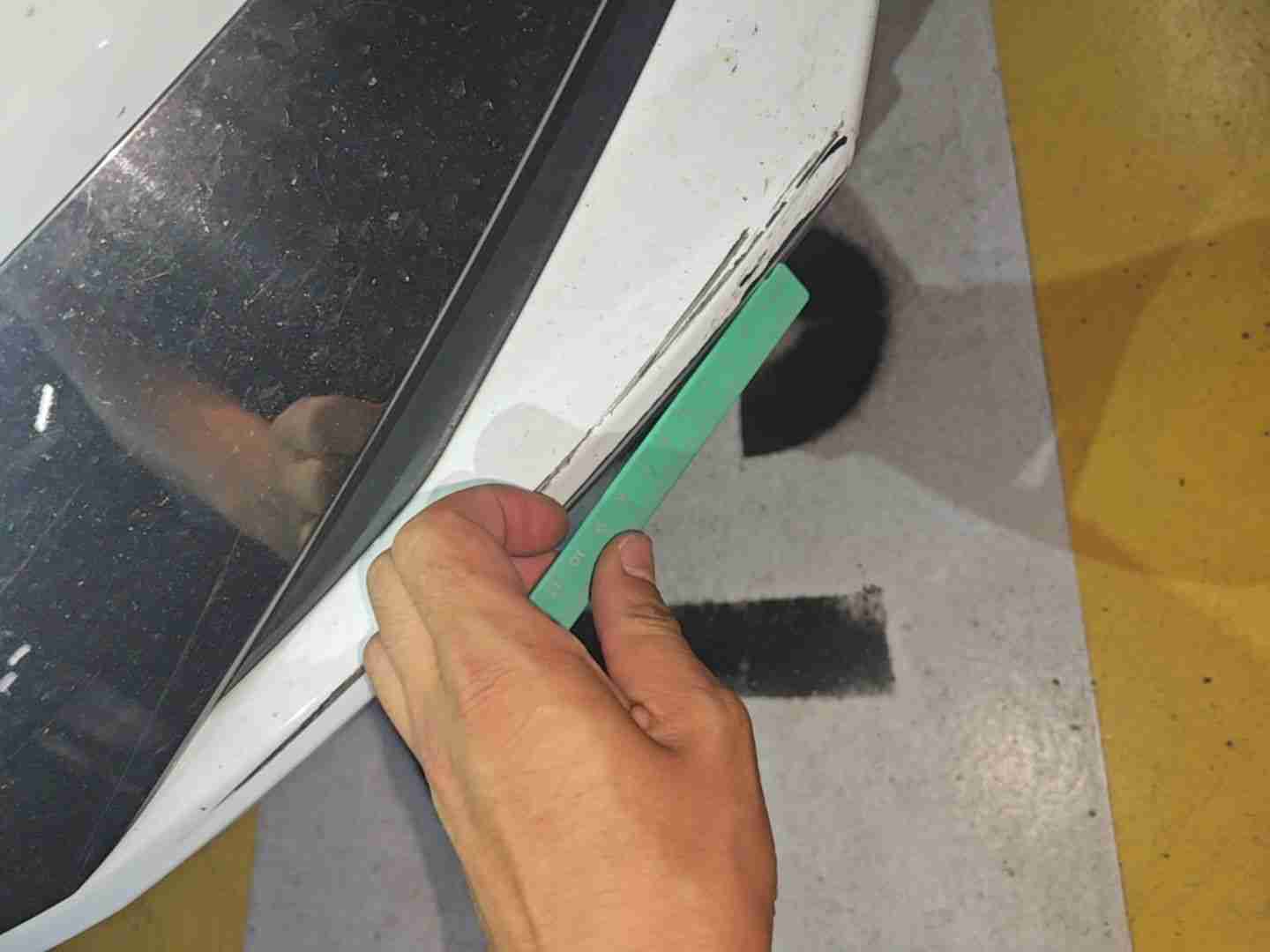 前保险杠漆面损伤及拆卸痕迹实拍