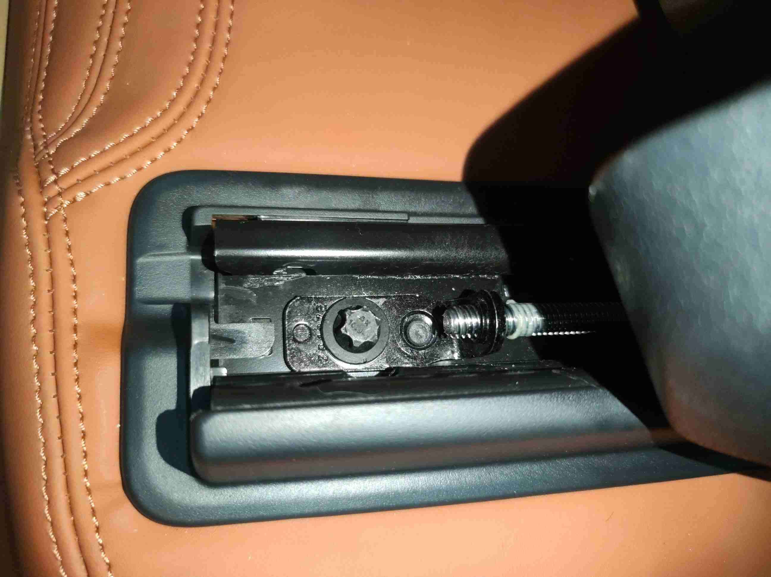 左前座椅滑轨拆卸痕迹实拍