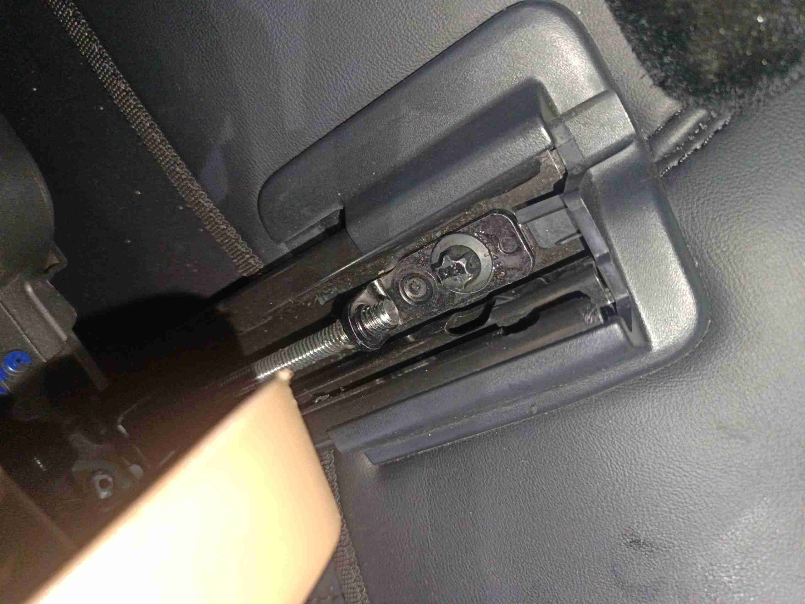 右前座椅滑轨拆卸痕迹实拍