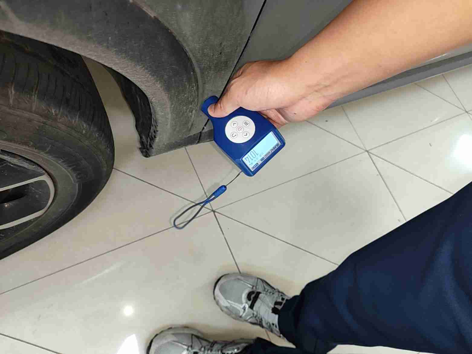 左前翼子板钣金修复痕迹实拍