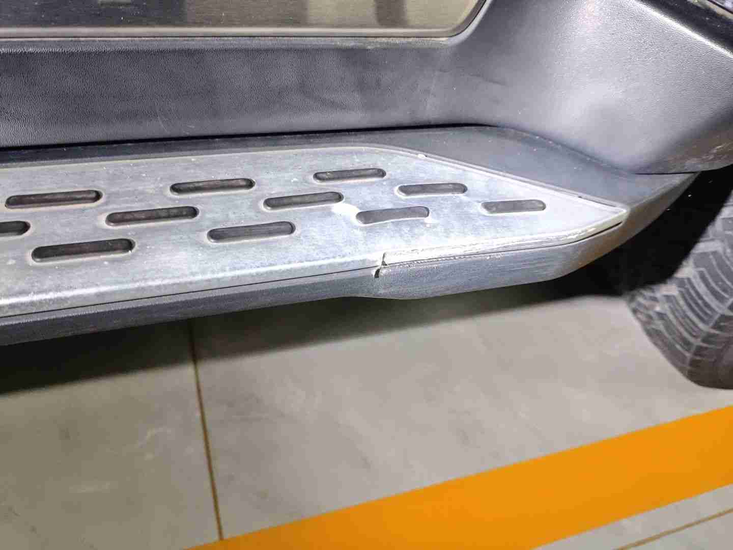 副驾驶侧底边梁塑料饰板剐蹭实拍
