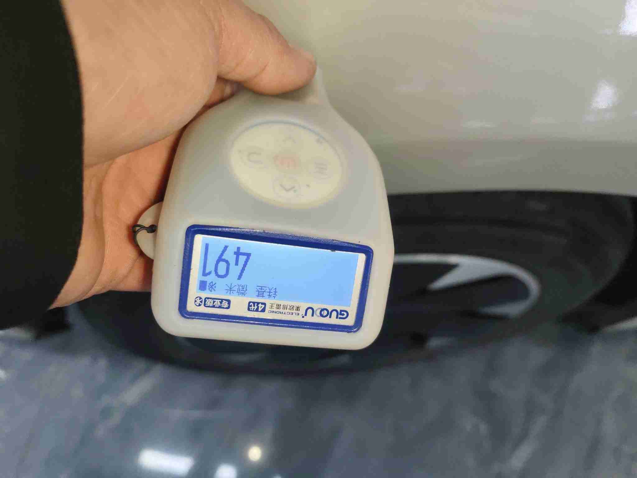 右后翼子板漆面钣金修复痕迹实拍