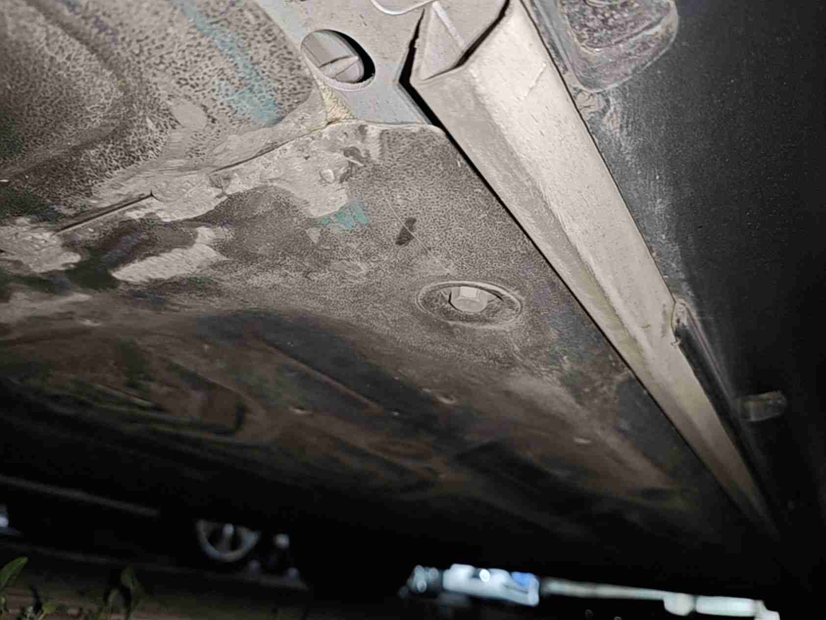 动力电池箱底护板拆卸痕迹