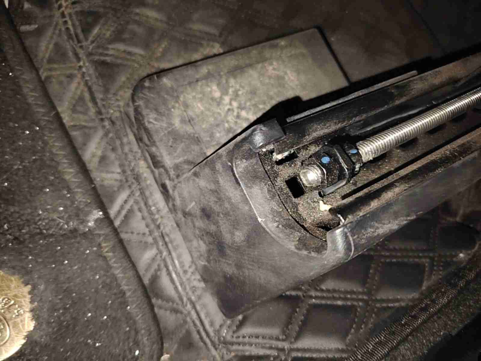 左前座椅滑轨拆卸痕迹与浮锈实拍