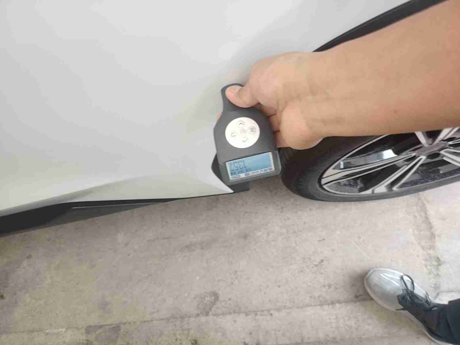 左侧后门钣金修复痕迹实拍