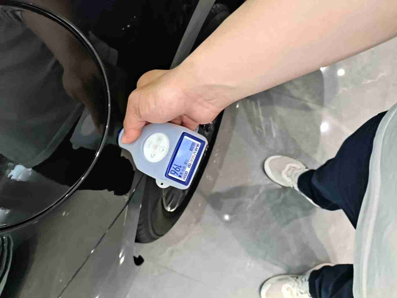 右后翼子板局部喷漆情况实拍