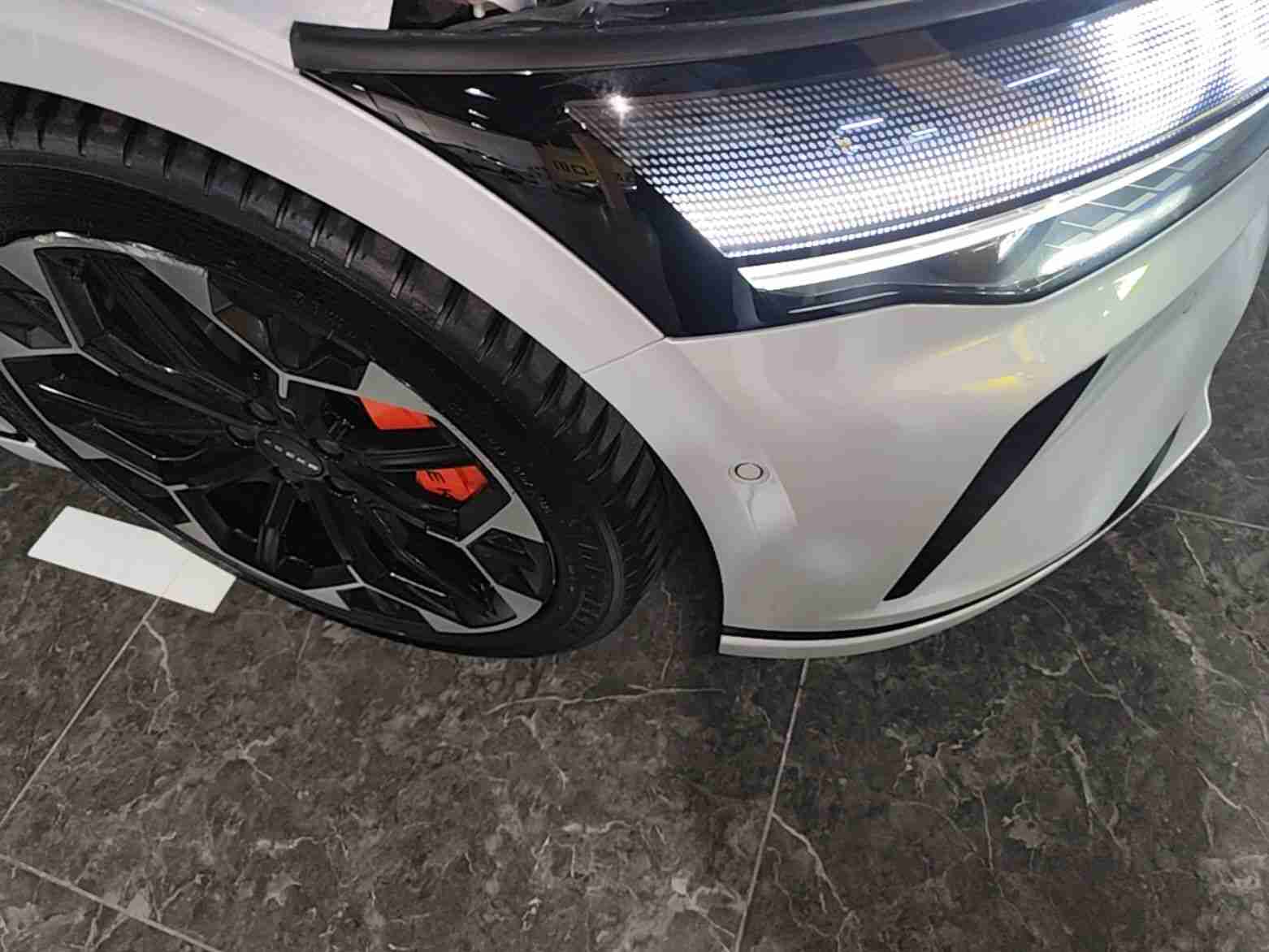 前保险杠安装处存在异常，有更换或维修痕迹