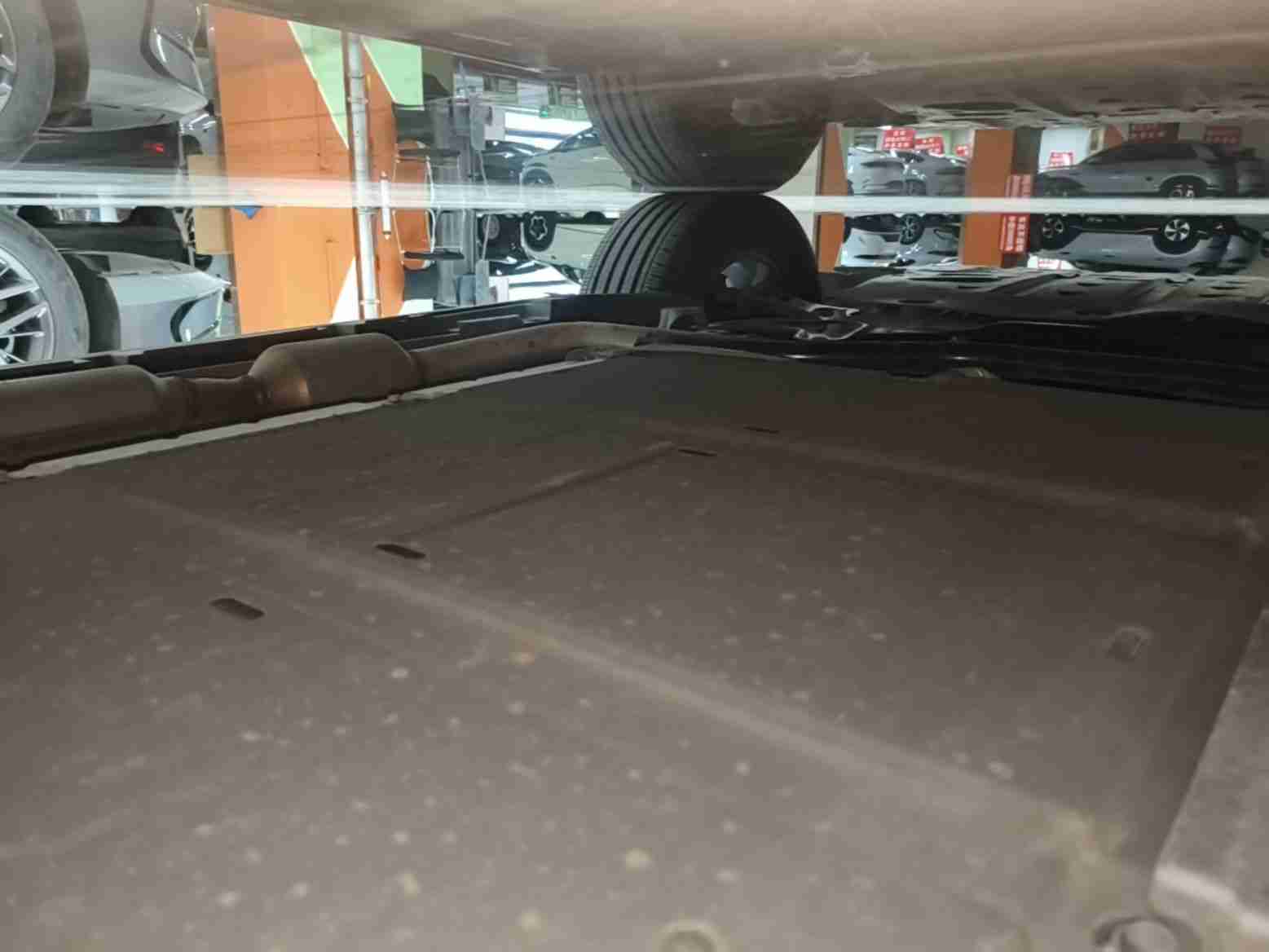 动力电池箱底板轻微剐蹭实拍