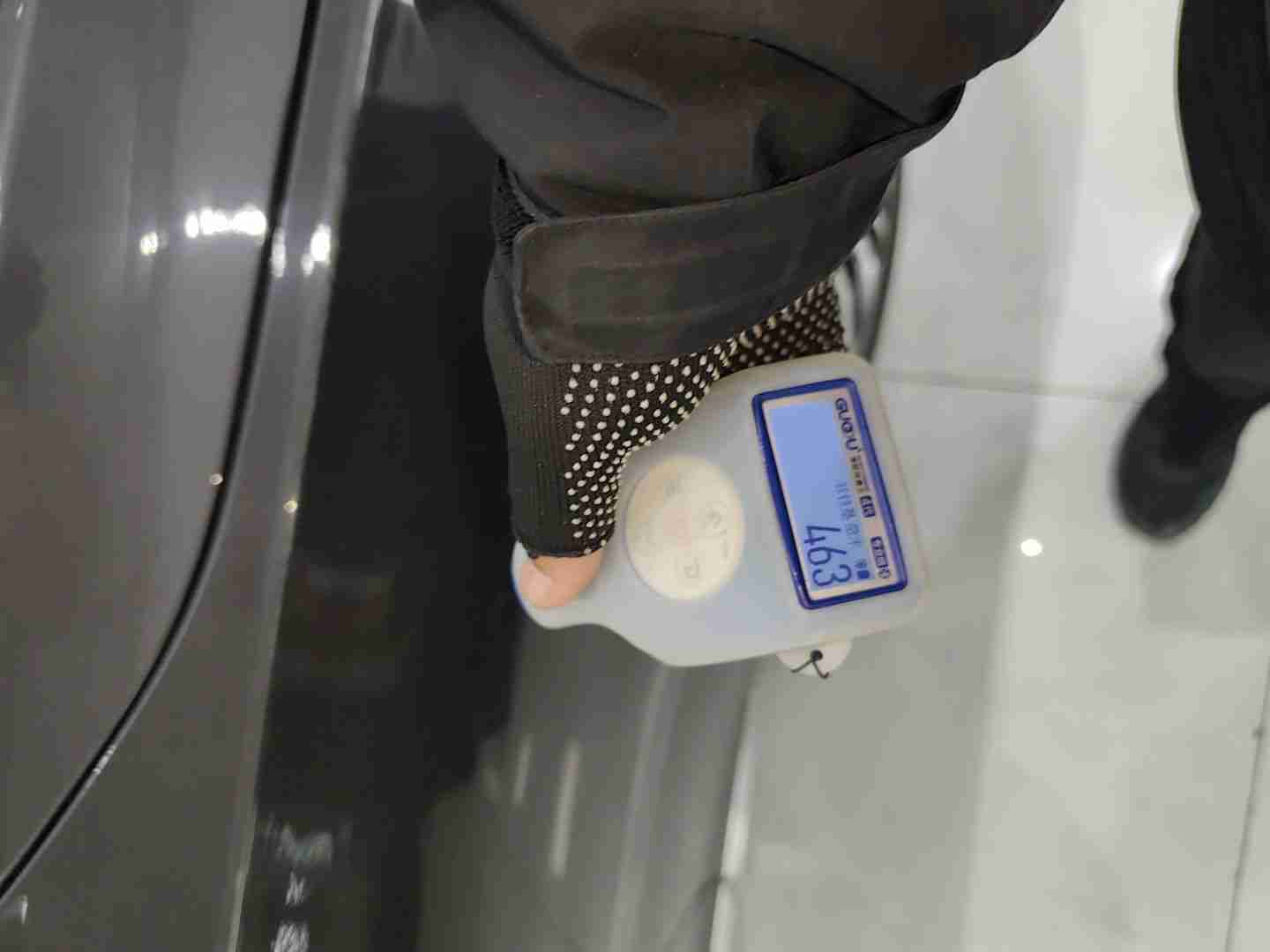 右前翼子板漆面钣金修复痕迹实拍