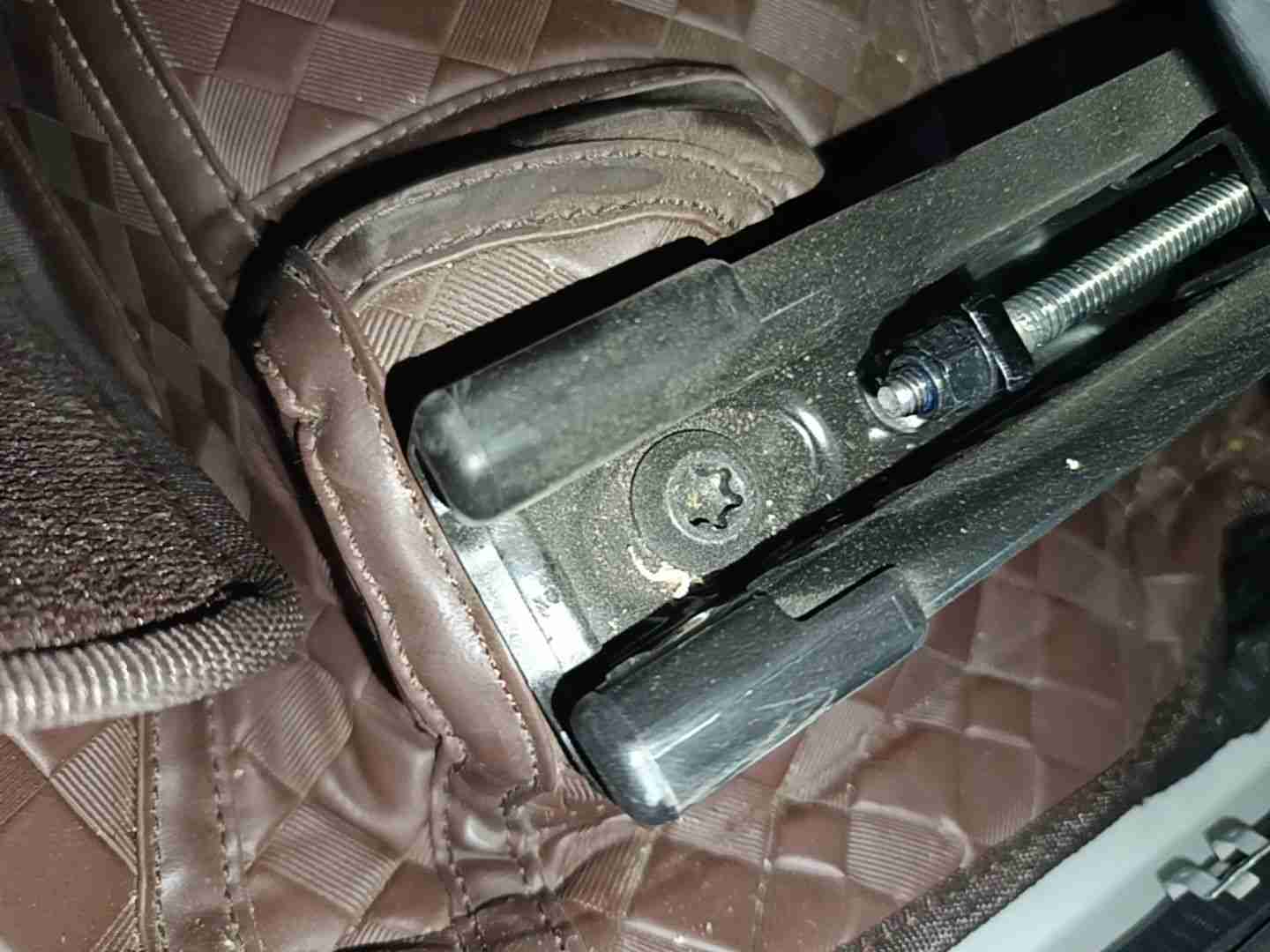 左前座椅滑轨拆卸痕迹实拍