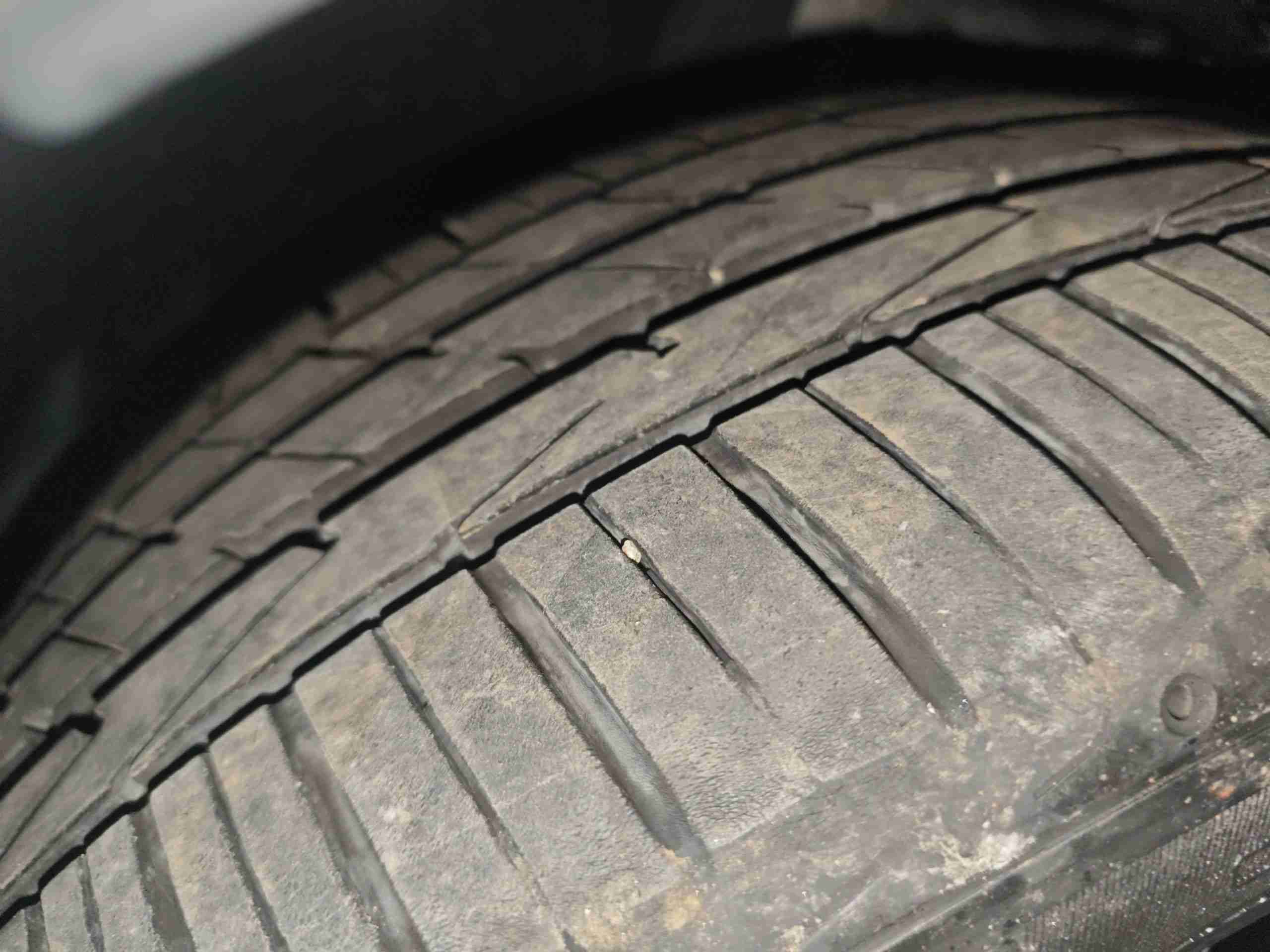 左前轮胎磨损情况实拍