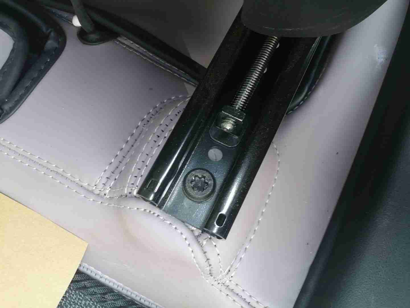 左前座椅滑轨拆卸痕迹实拍
