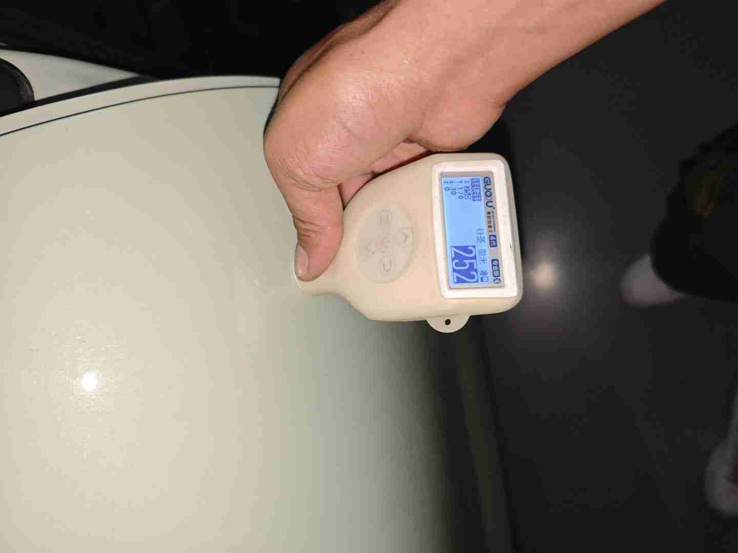 右侧后门漆面钣金痕迹实拍