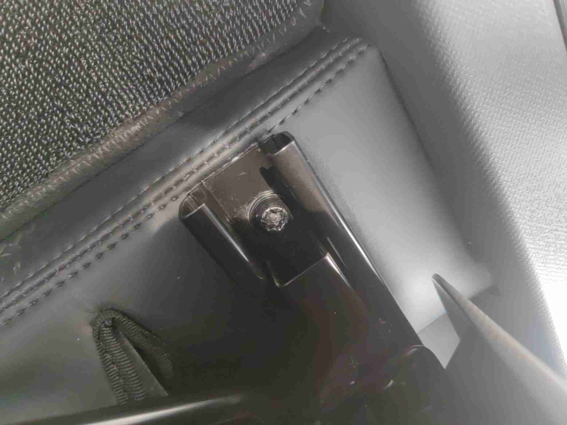 右前座椅滑轨拆卸痕迹实拍