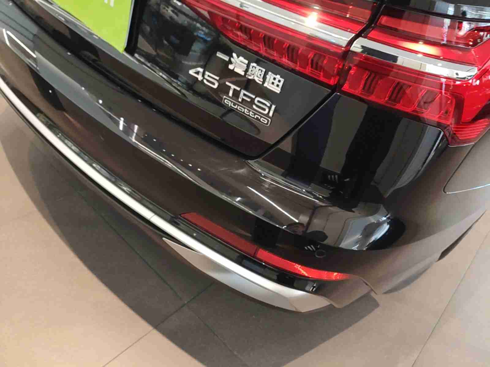后保险杠存在拆卸痕迹实拍
