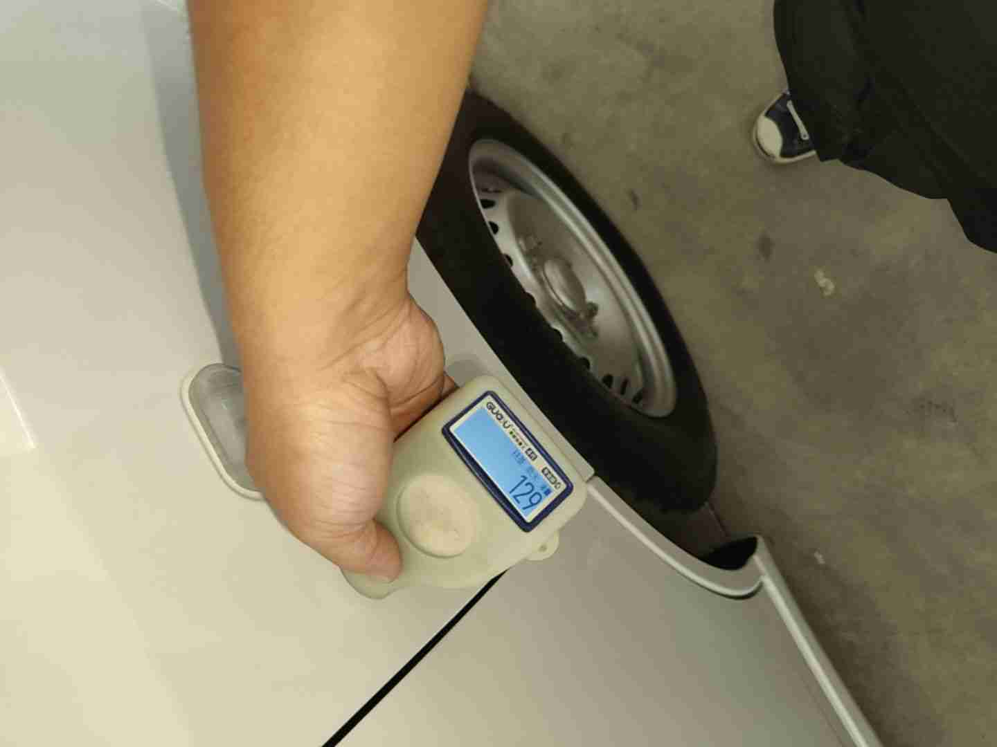 右前翼子板喷漆修复痕迹实拍