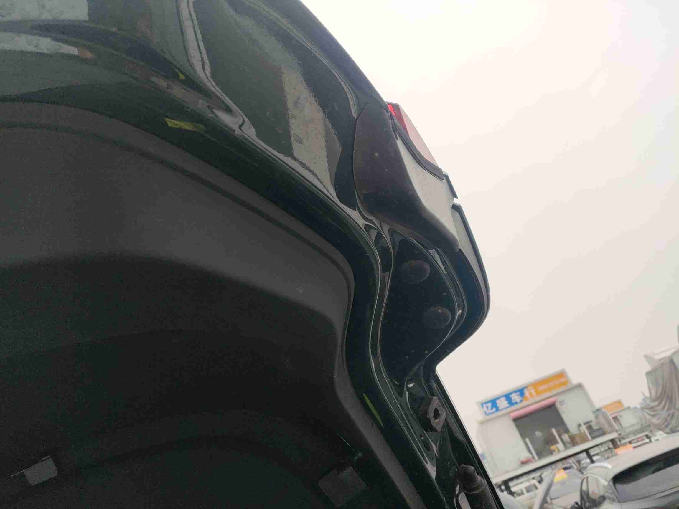 后备箱盖喷漆修复痕迹实拍