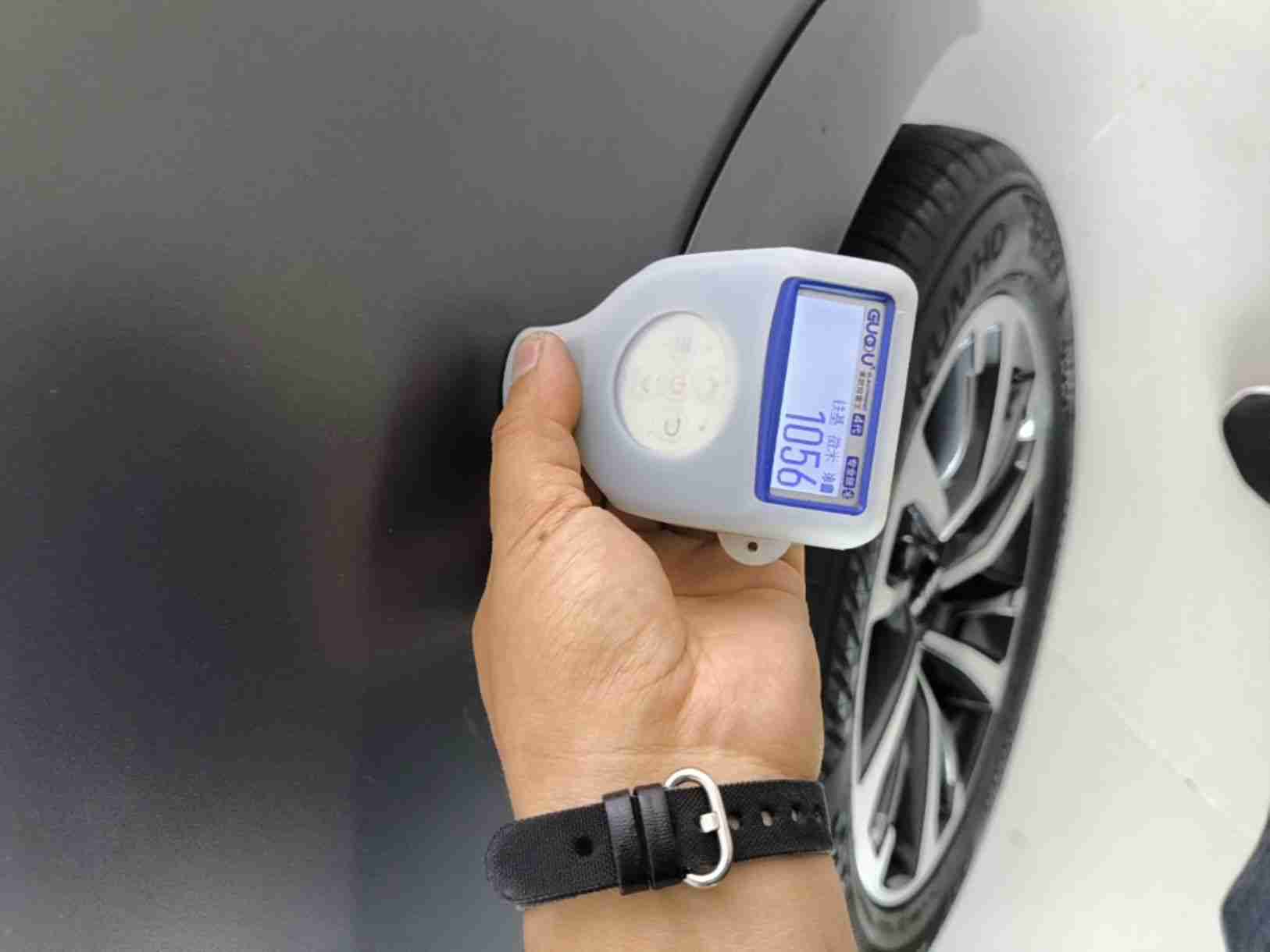 车辆右前侧外观整体视角