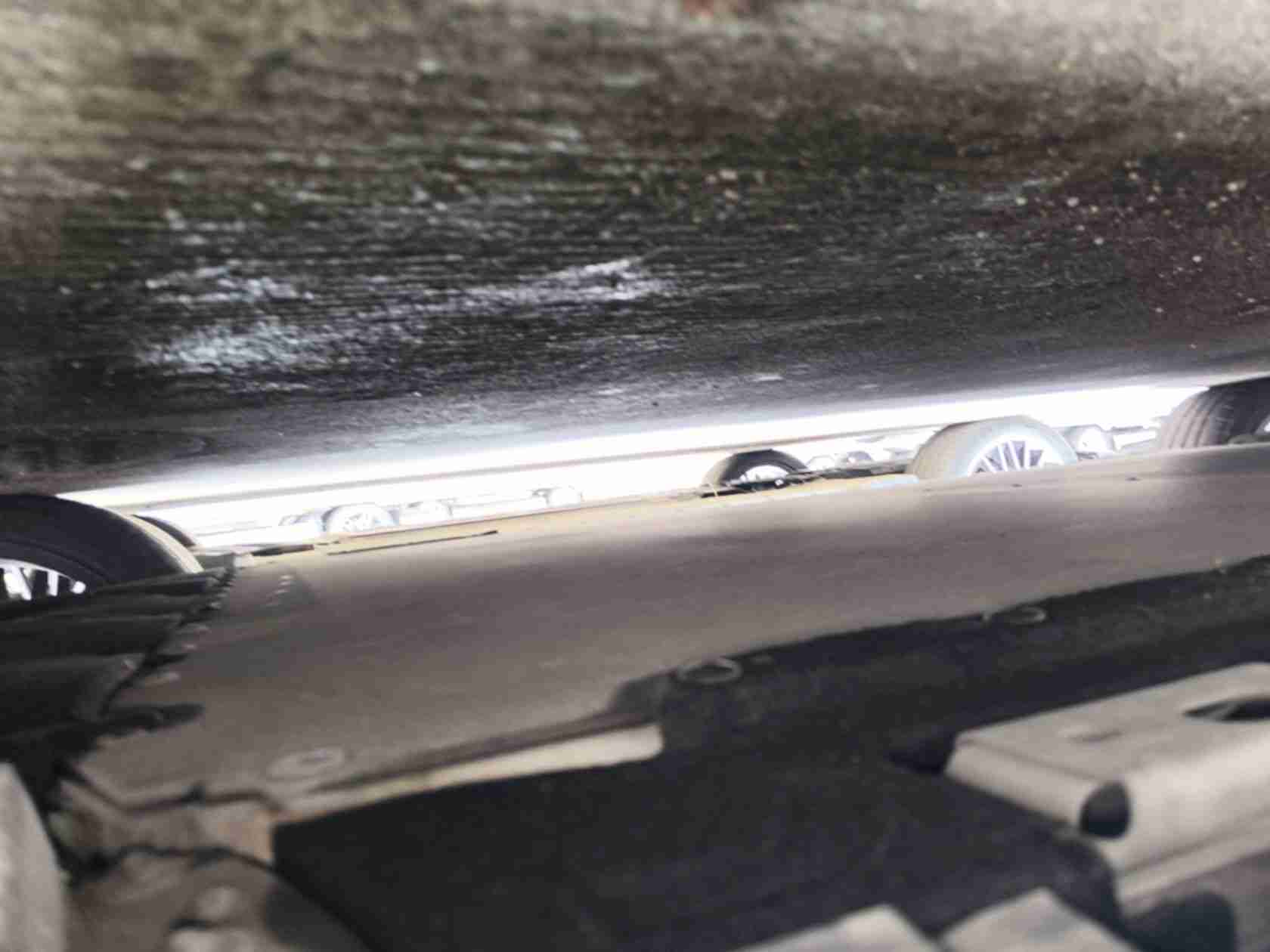 动力电池箱底护板剐蹭痕迹实拍