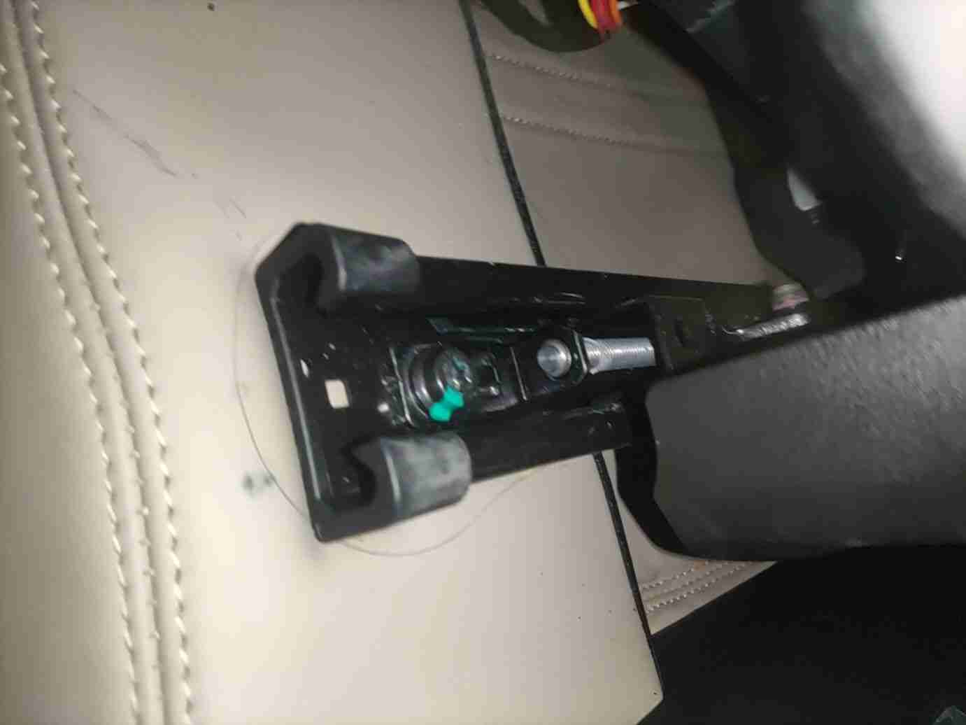 左前座椅滑轨安装螺丝拆卸痕迹实拍