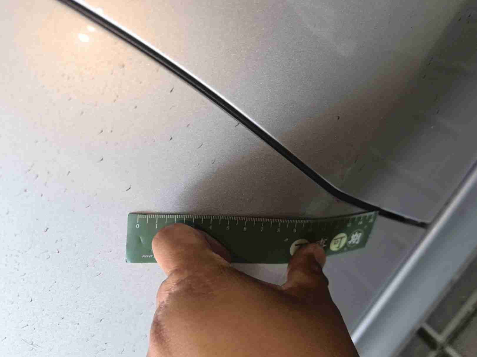 左侧前门漆面刮伤实拍