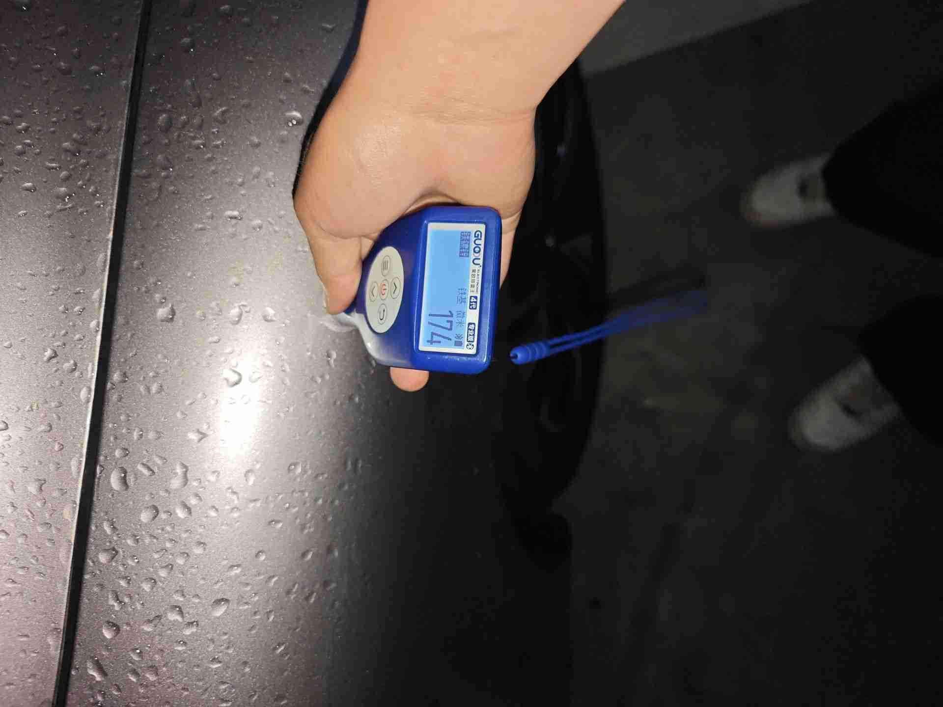 右前翼子板喷漆痕迹实拍