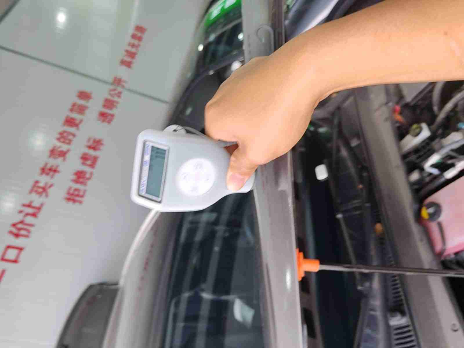 发动机舱盖漆面钣金痕迹实拍