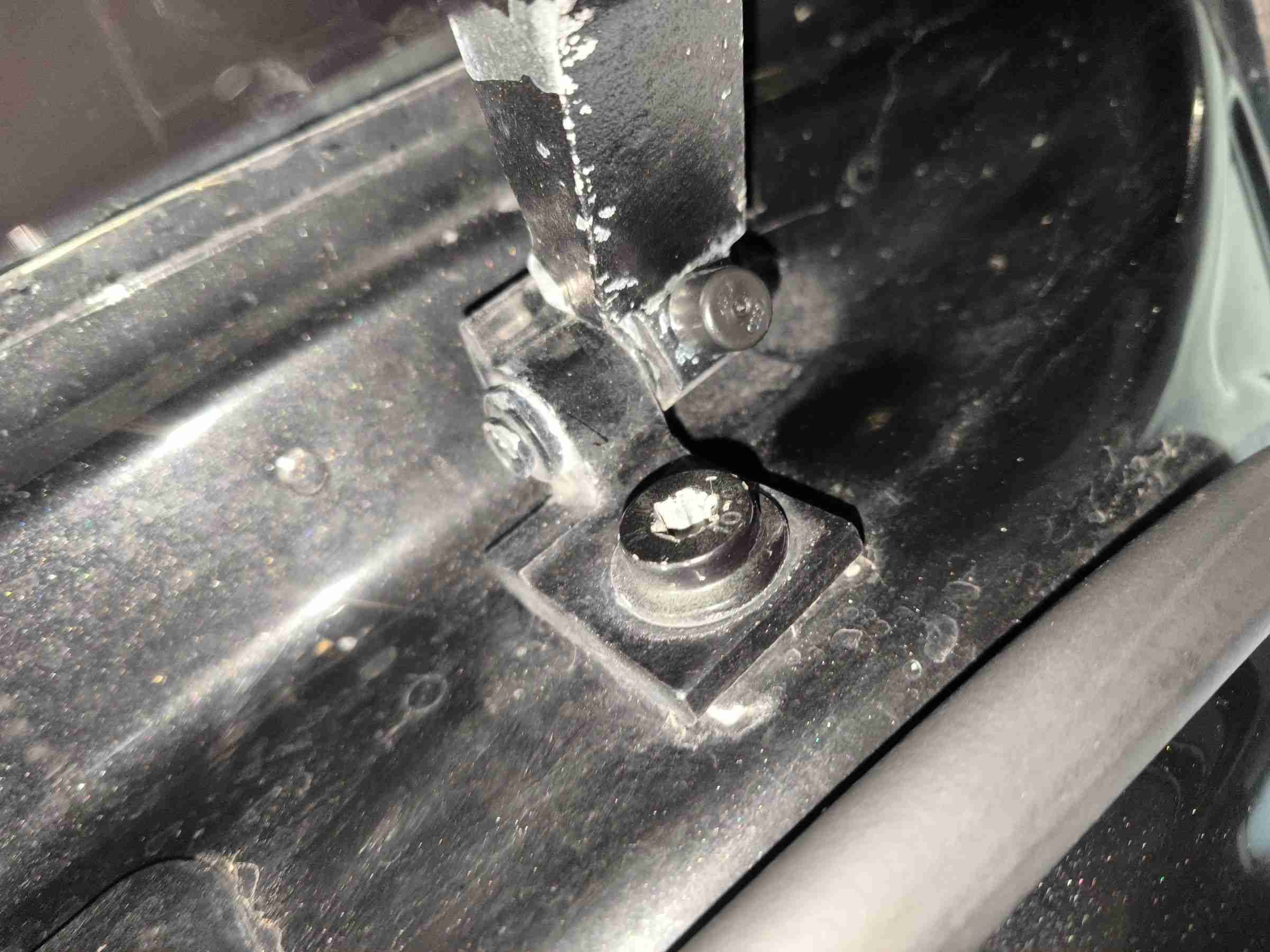 左A柱铰链拆卸痕迹实拍