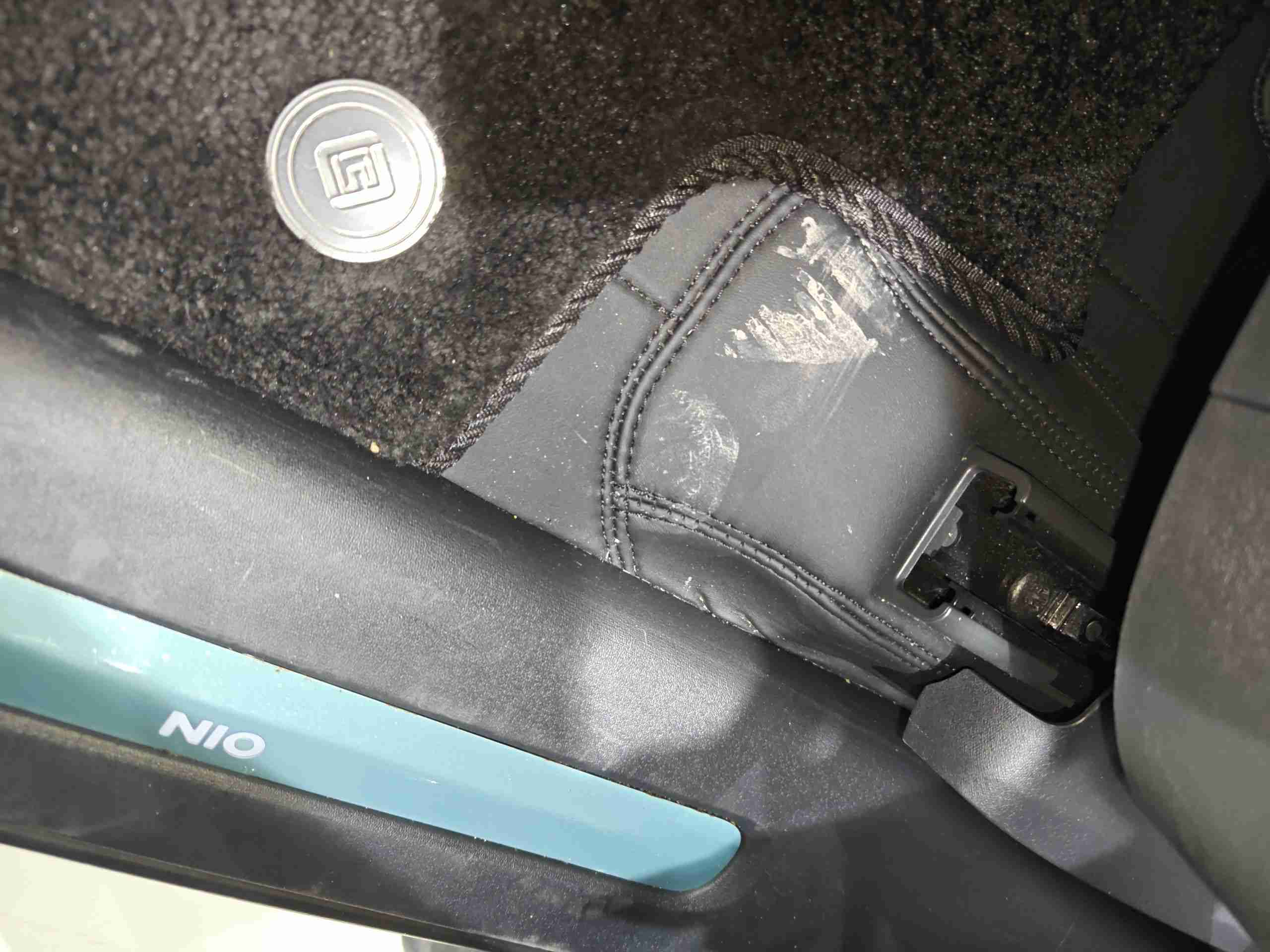 左前座椅滑轨拆卸痕迹示意