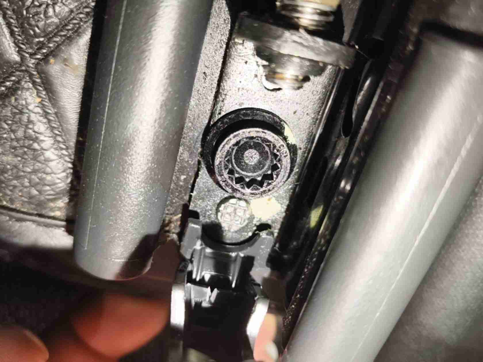 左前座椅滑轨拆卸痕迹实拍