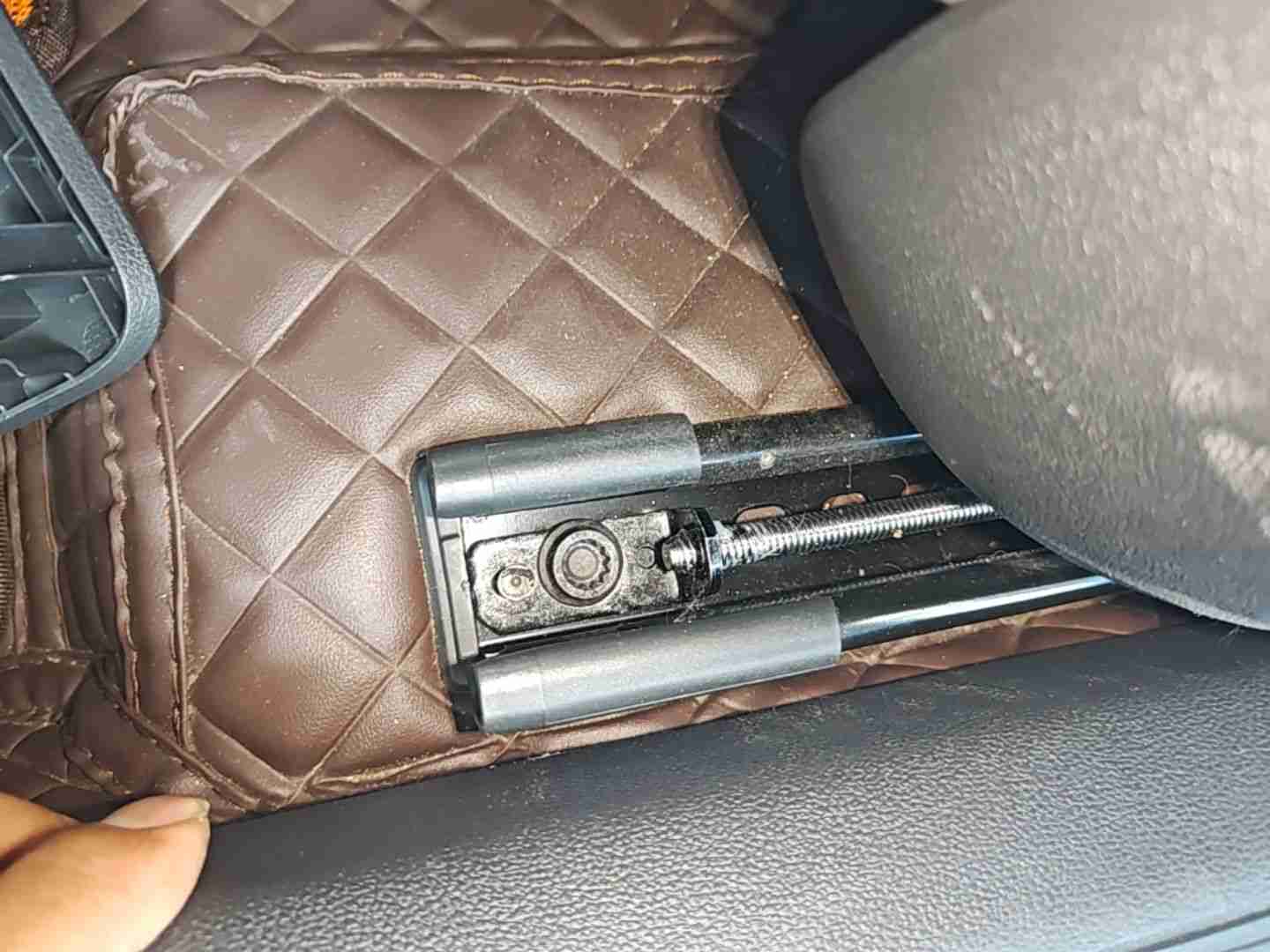 左前座椅滑轨拆卸痕迹实拍