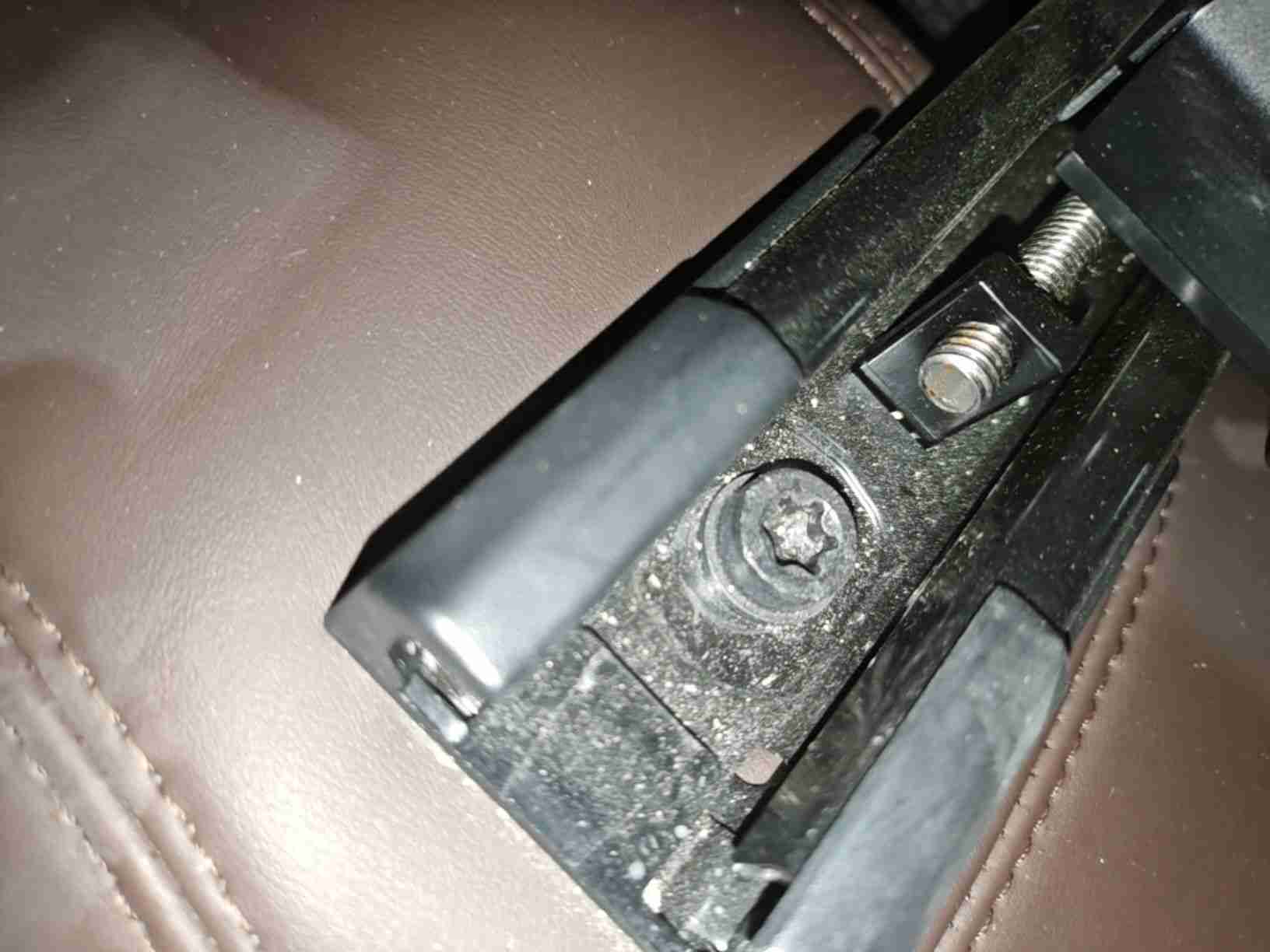 左前座椅滑轨螺丝拆卸痕迹实拍