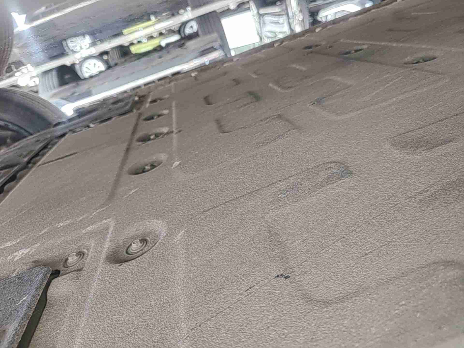 动力电池箱底护板剐蹭痕迹实拍