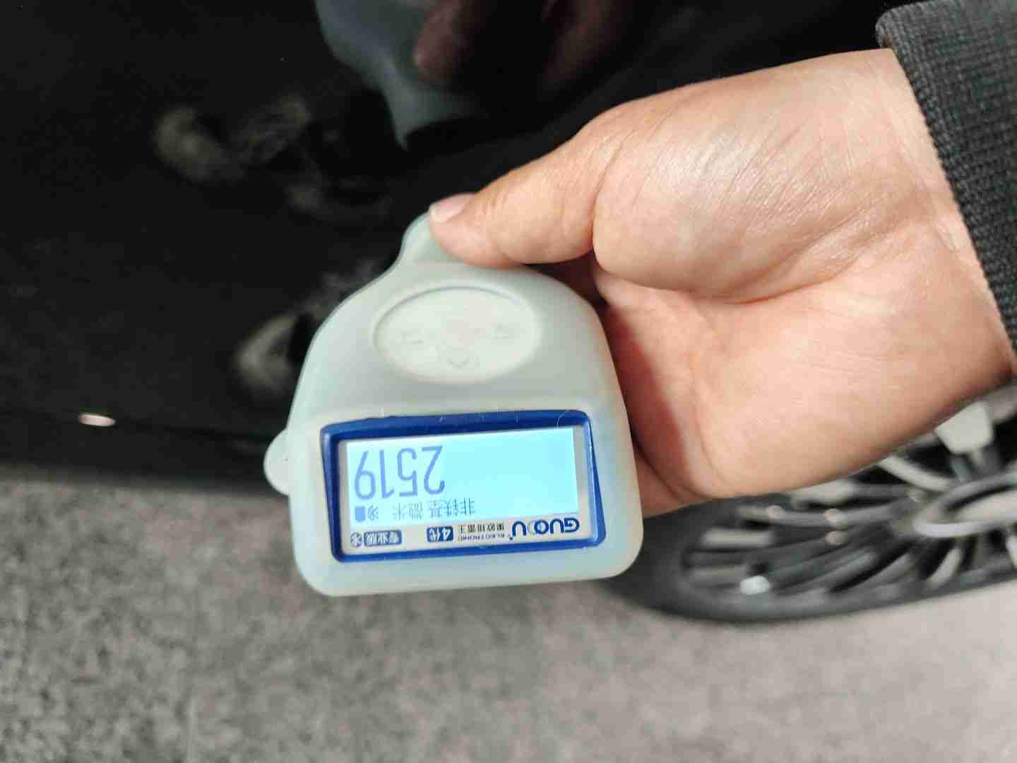 右侧前门钣金情况实拍
