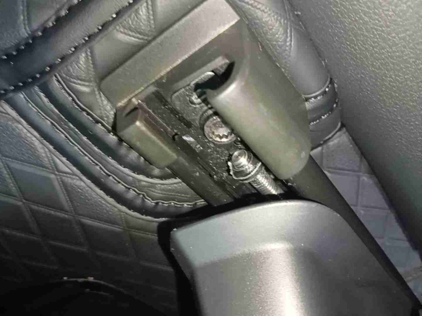 右前座椅滑轨拆卸痕迹实拍