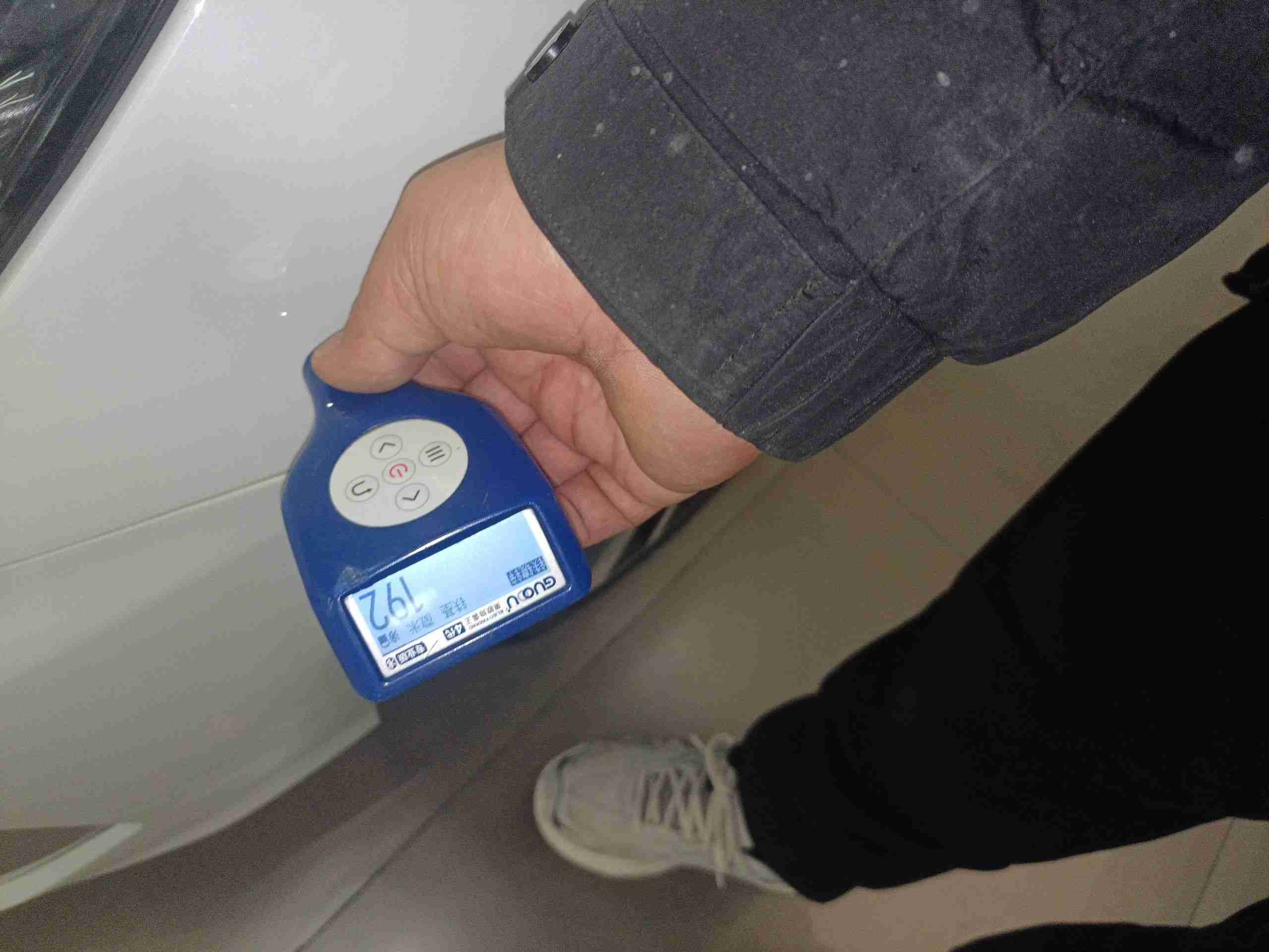 左前翼子板喷漆修复部位实拍