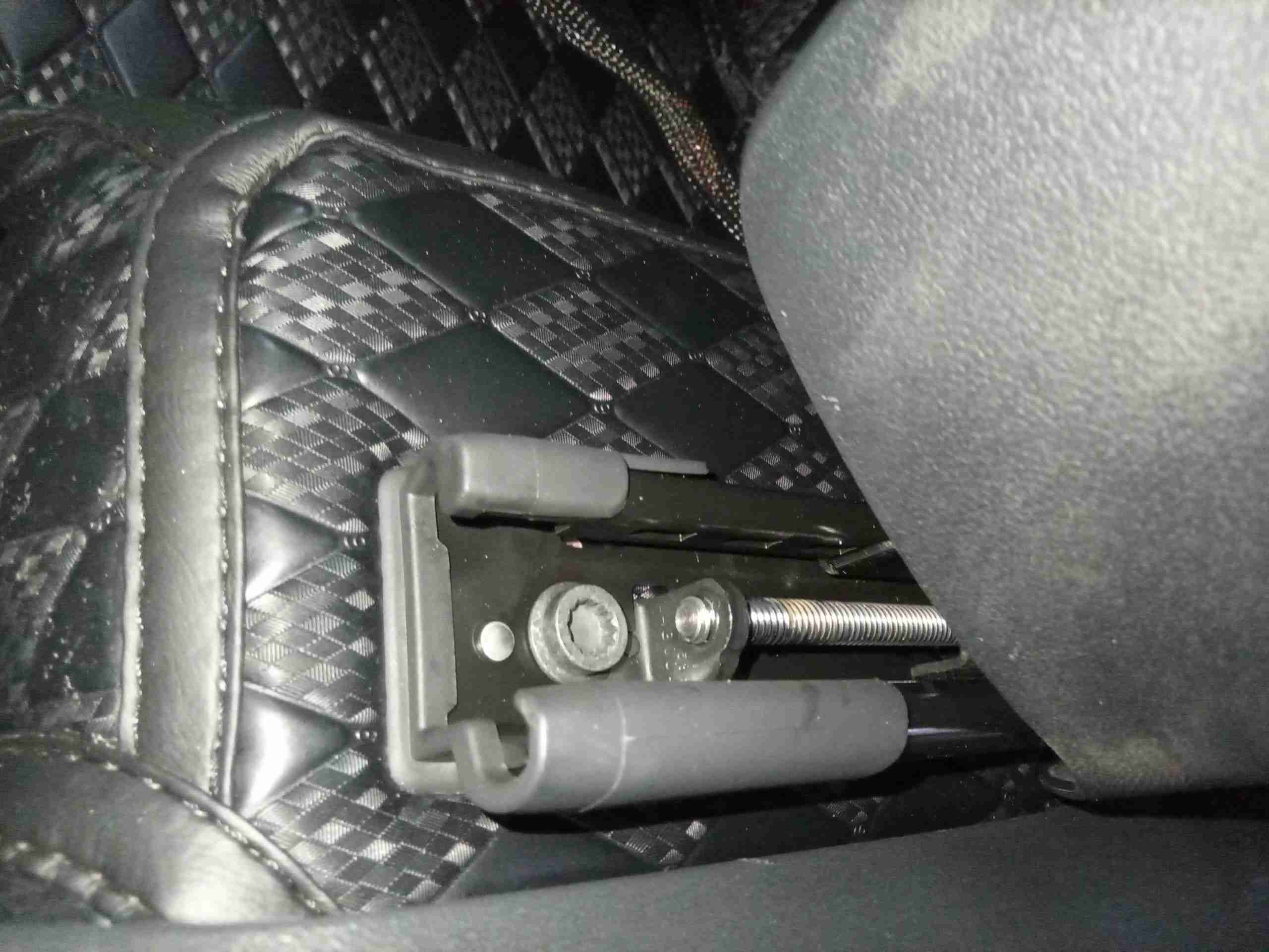 左前座椅滑轨安装螺丝状态实拍