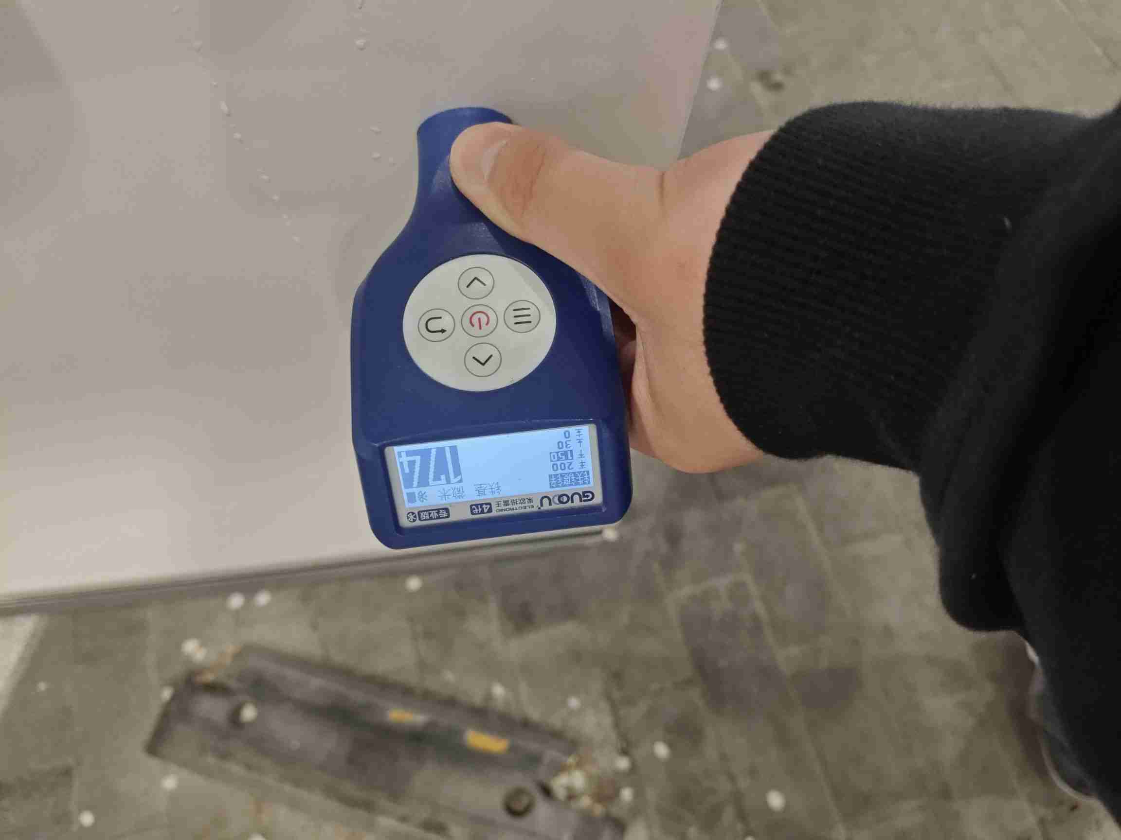 左侧前门喷漆修复痕迹实拍