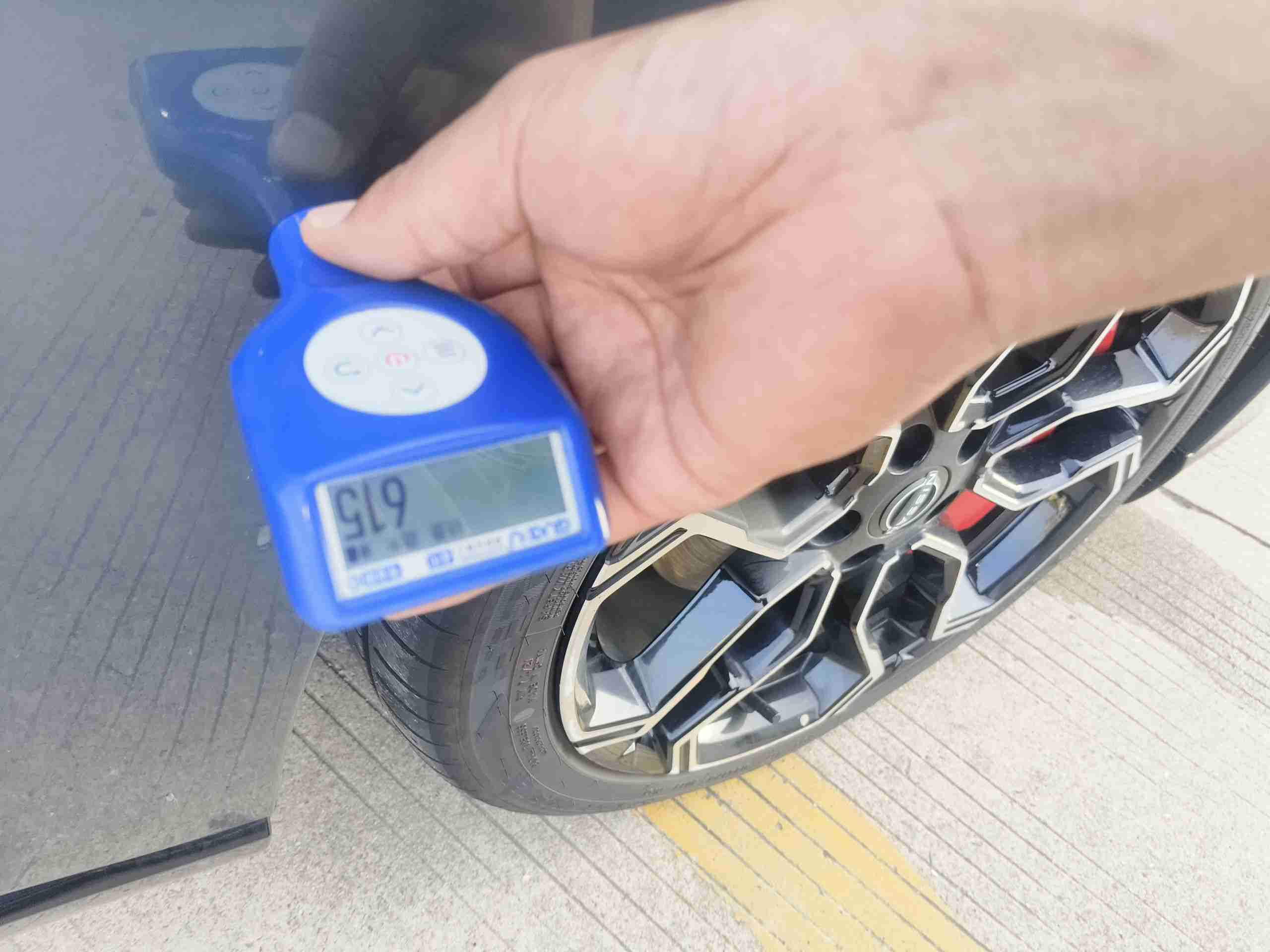 右前翼子板漆面钣金修复痕迹实拍