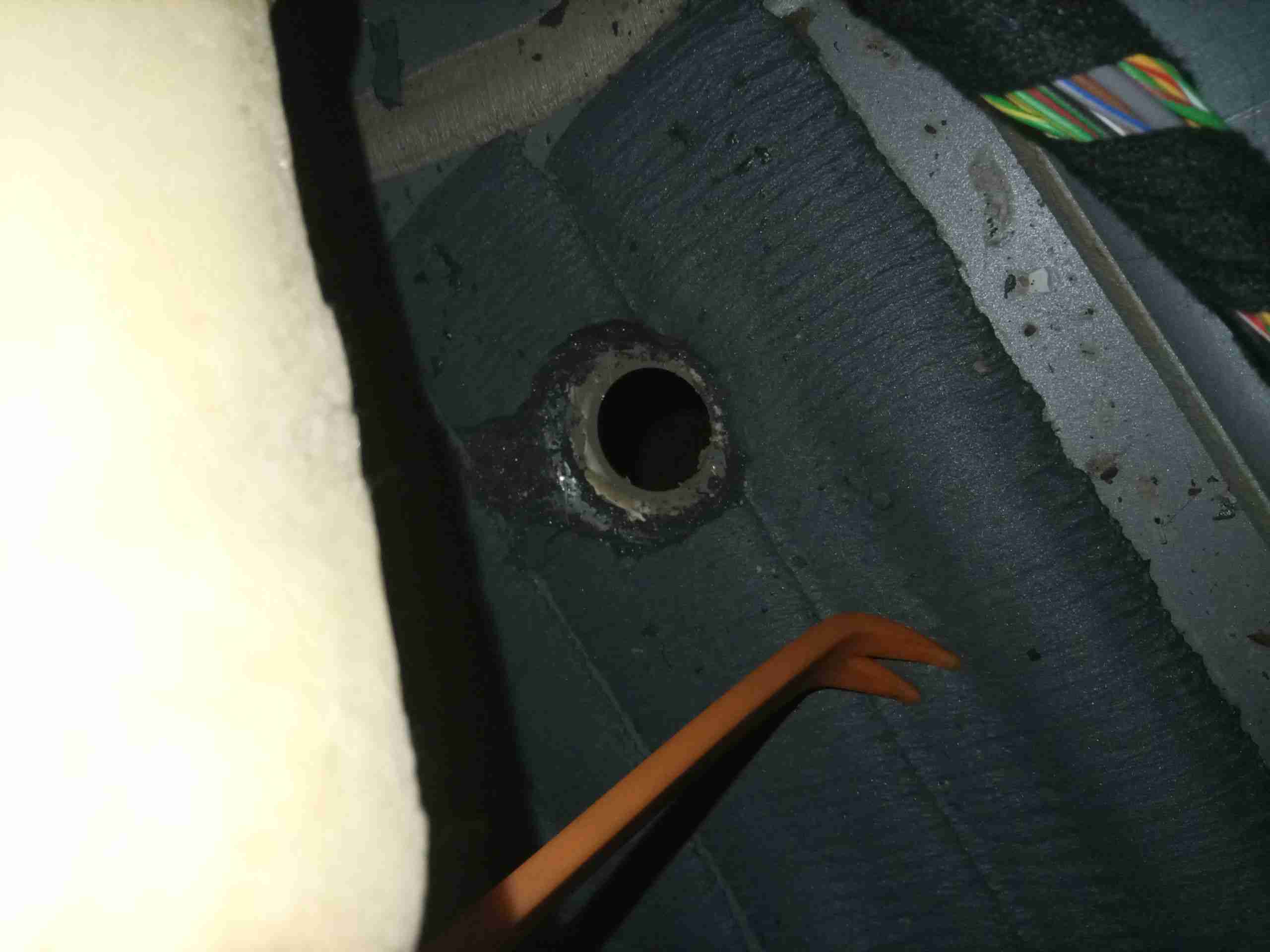 左侧底边梁改装打孔痕迹实拍