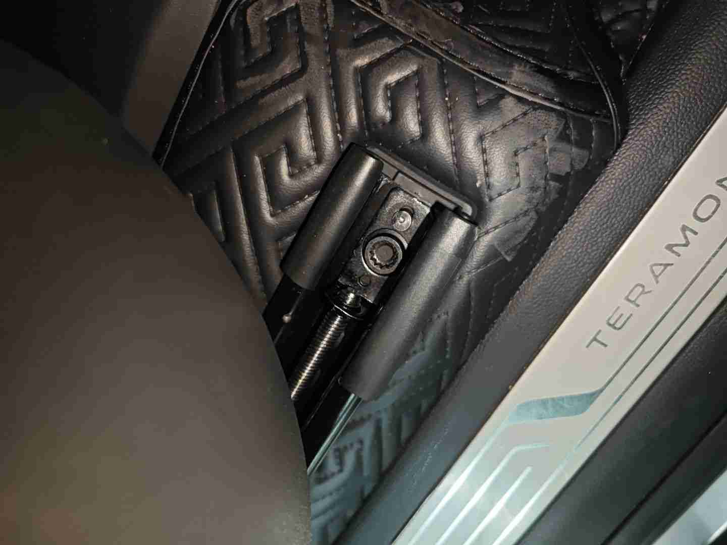 右前座椅滑轨拆卸痕迹实拍