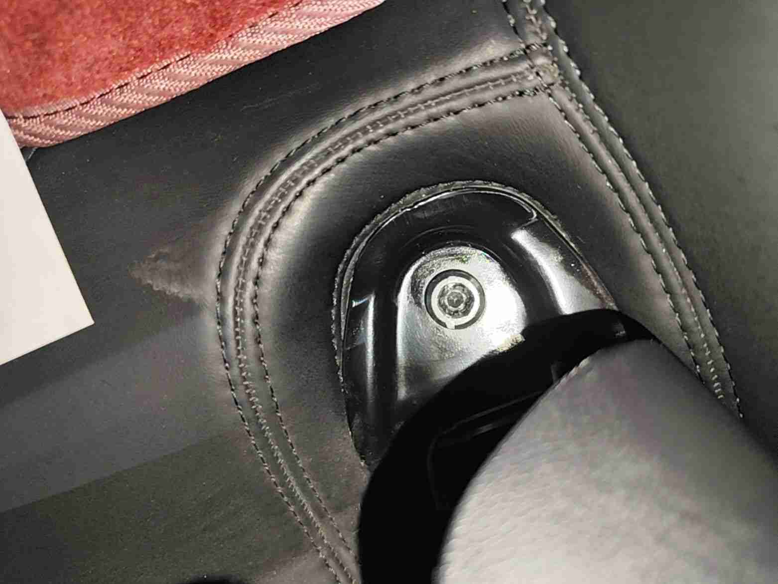 右前座椅滑轨拆卸痕迹实拍
