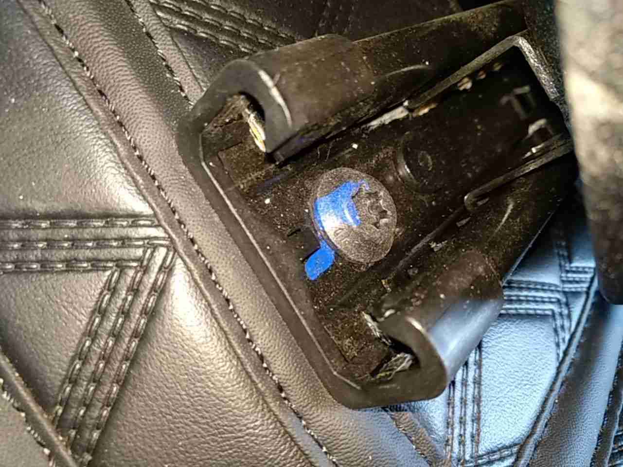 左前座椅滑轨拆卸痕迹实拍