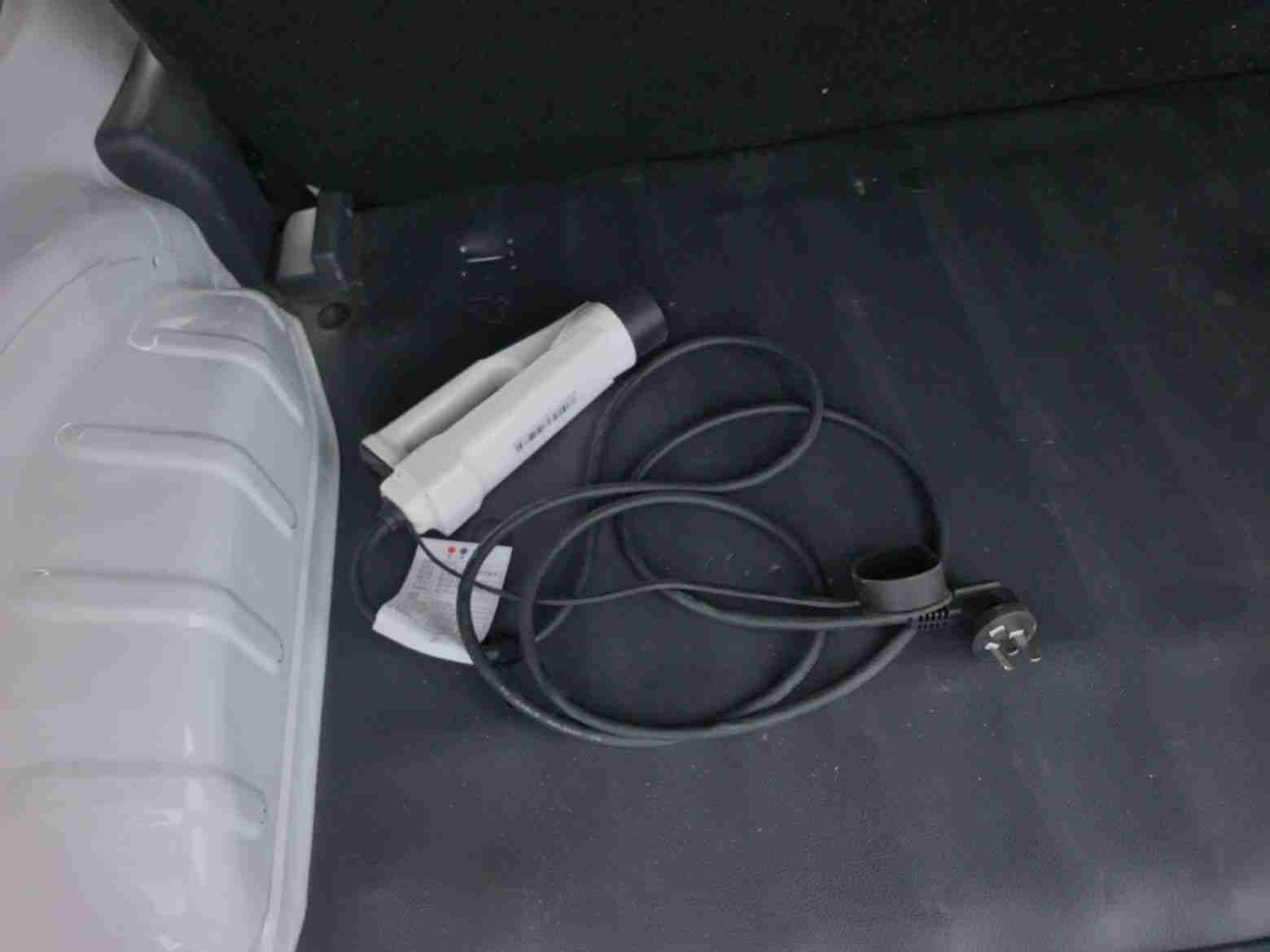 随车便携充电器实拍
