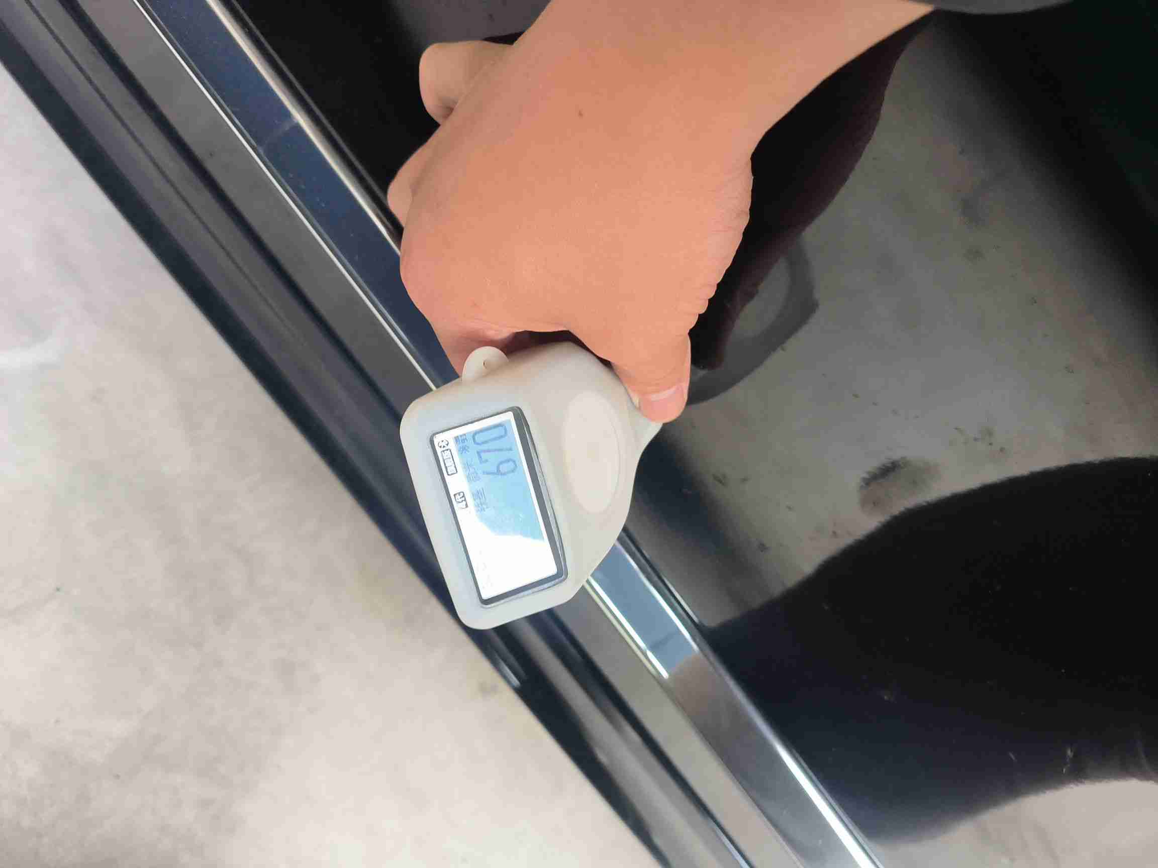 右前门漆面钣金修复痕迹实拍