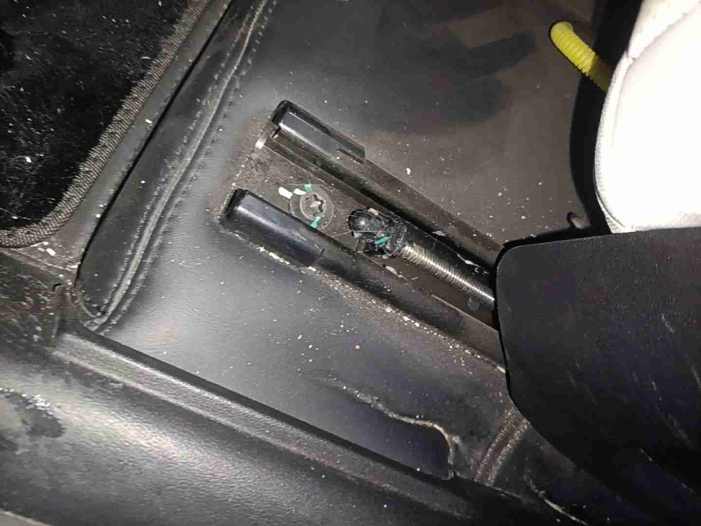 左前座椅滑轨拆卸痕迹实拍