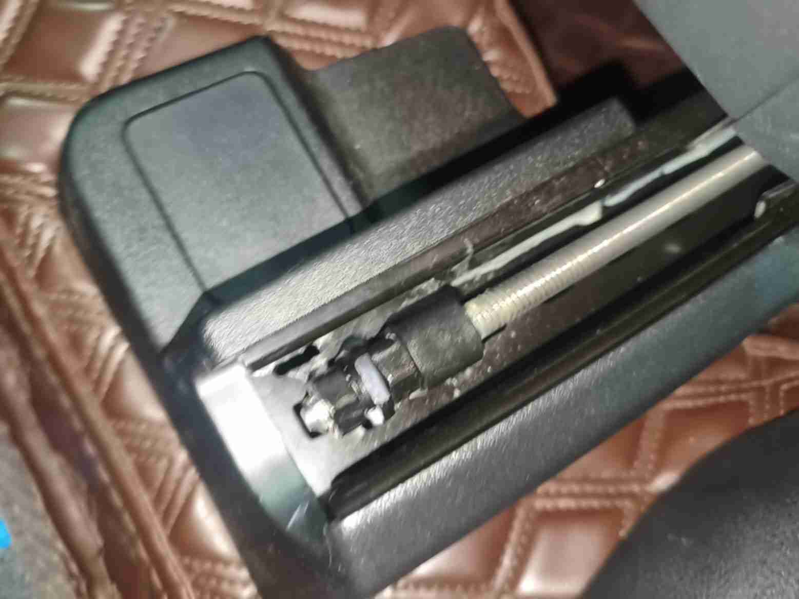 左前座椅滑轨拆卸痕迹实拍