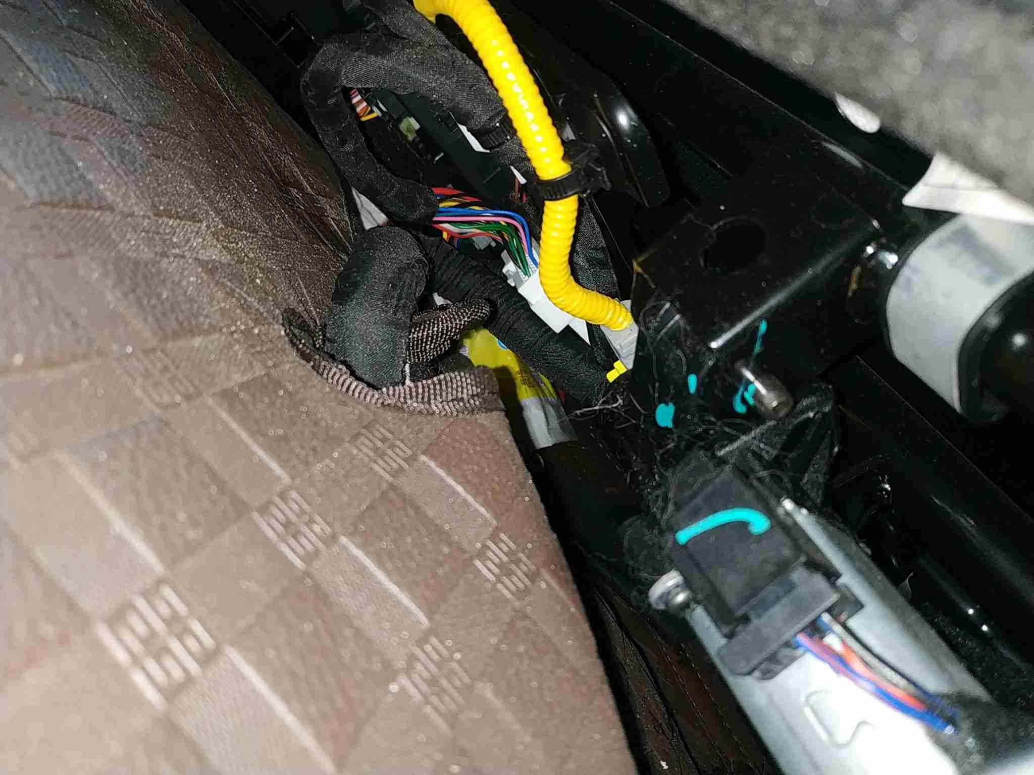 左前座椅滑轨拆卸痕迹实拍
