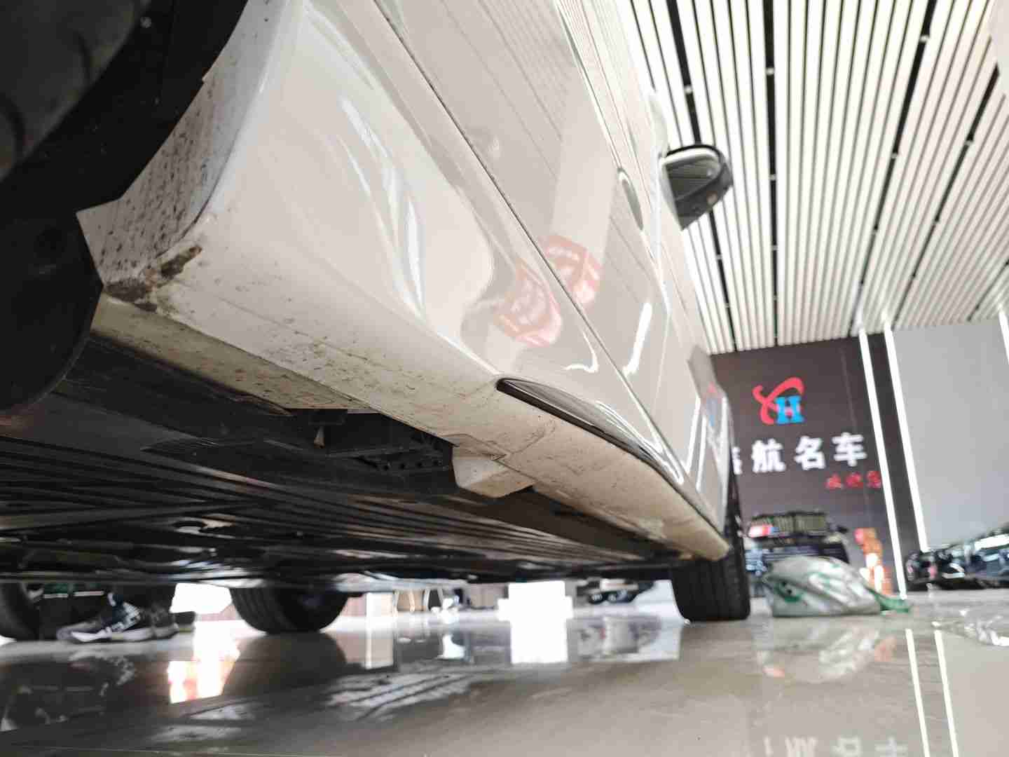 右侧底边梁塑料饰板拆卸痕迹实拍